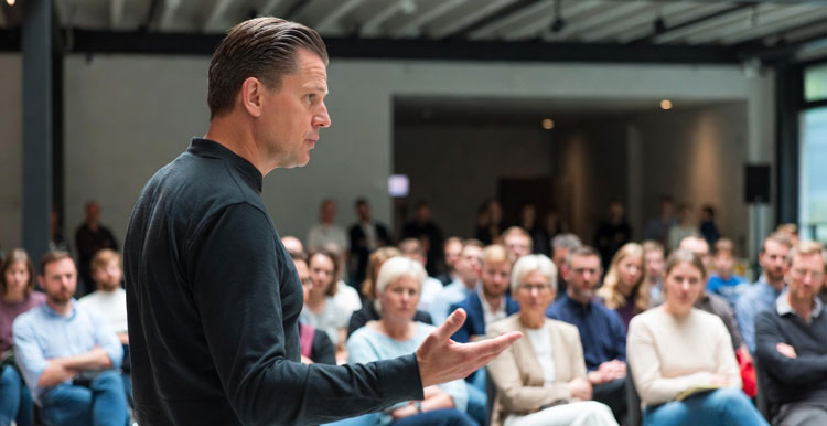 Организация конференций: комплексный подход к деловым мероприятиям