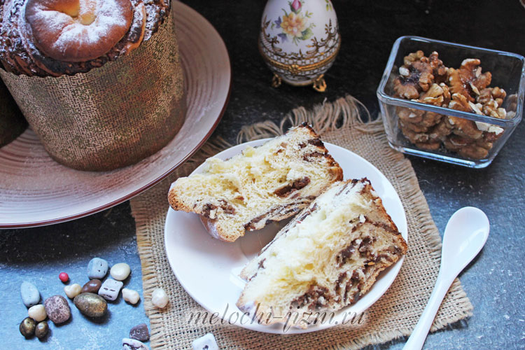 готовый кулич краффин на Пасху, порезанный на кусочки