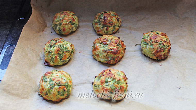 Готовые запечённые кабачковые шарики с румяной корочкой
